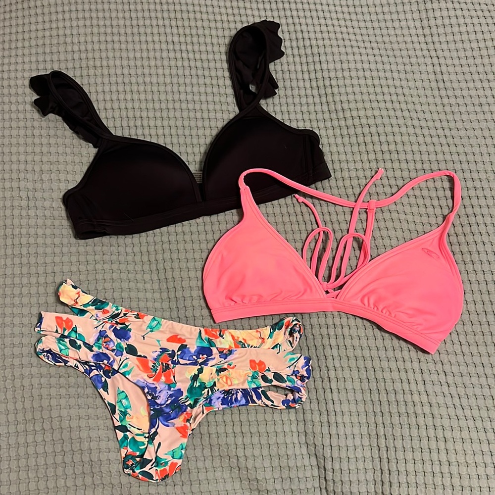Swimwear: 1 O’Neill Top XS, 1 O’Neill Bottom XS, 1 Victoria’s Secret Top S